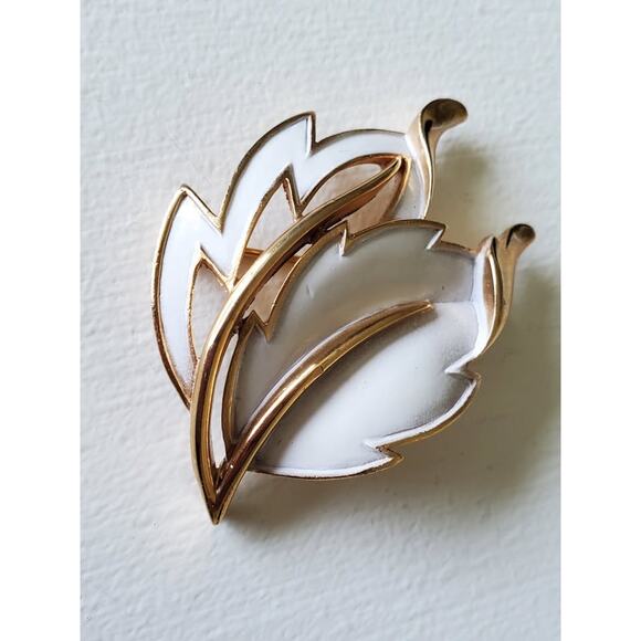 Vintage Crown Trifari Designer White Enamel Leaf Brooch - Picture 2 of 4
